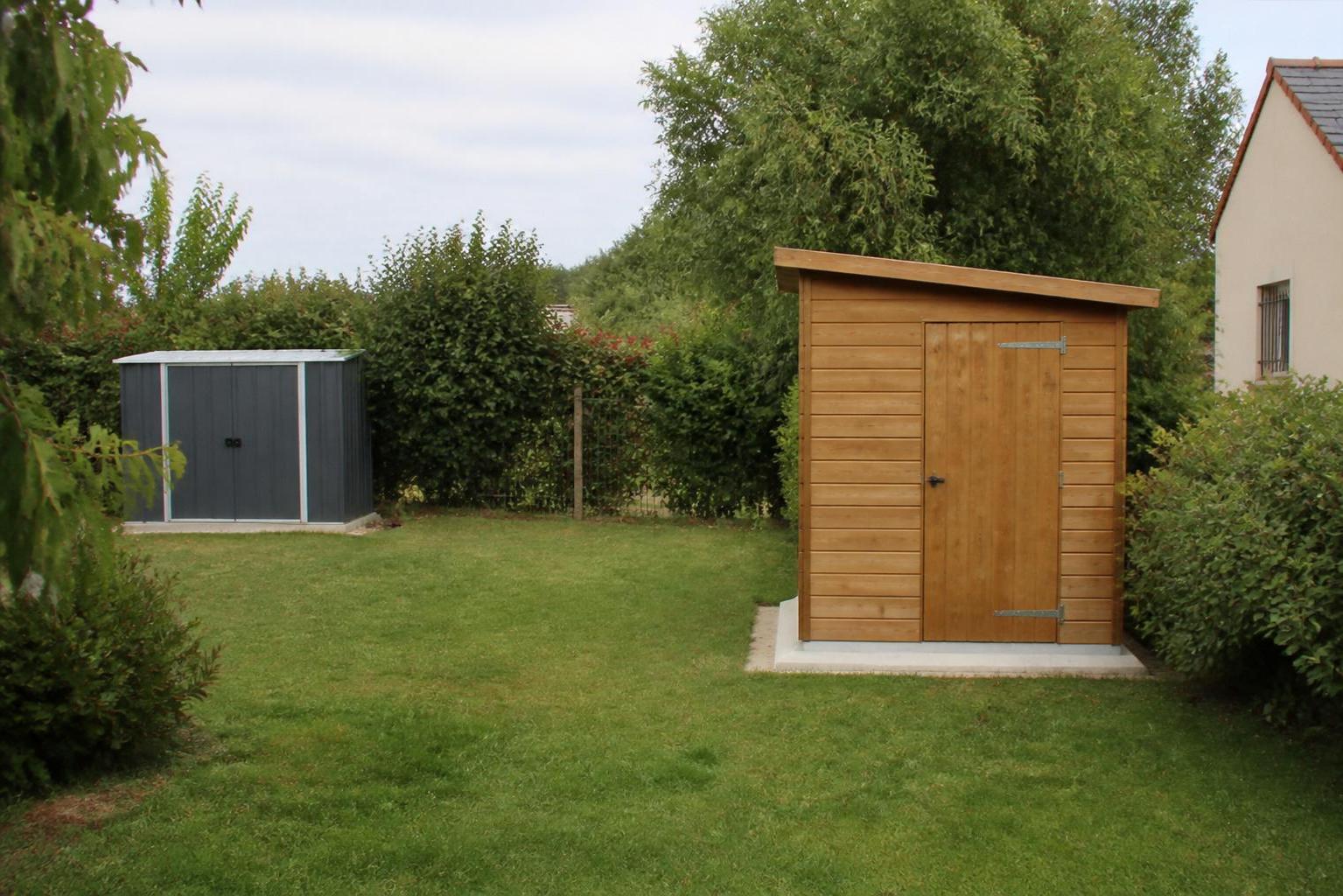 découvrez les règles légales pour installer deux abris de jardin de 5 m² dans votre jardin sans soucis.