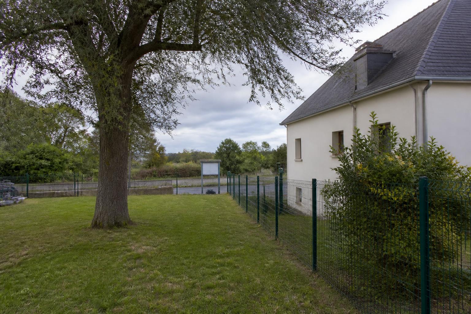 découvrez ce que la loi autorise et interdit concernant la suppression d'un arbre gênant sur votre propriété. informez-vous sur vos droits et obligations légales avant d'agir.