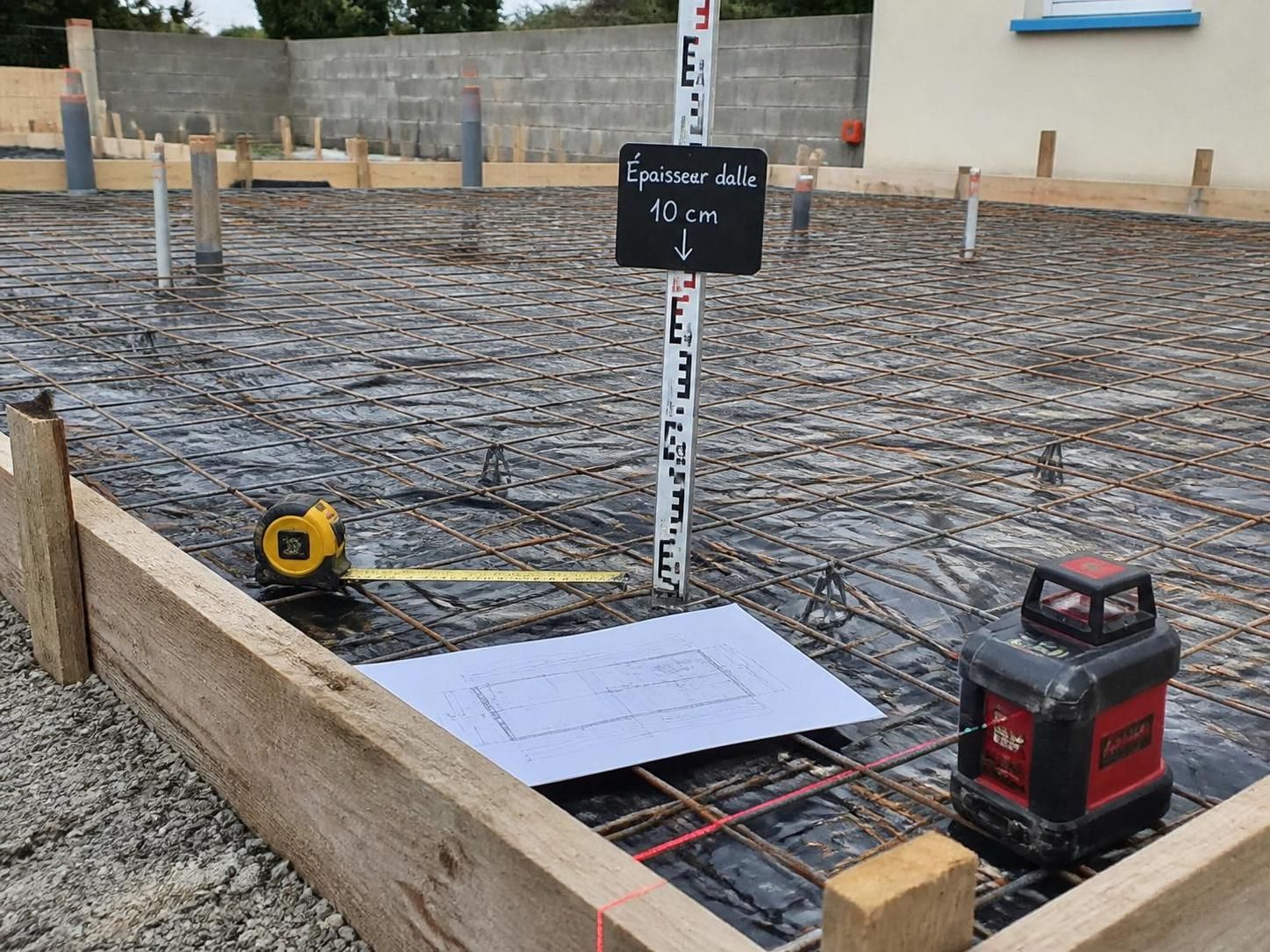apprenez à calculer le volume d'une dalle en béton et découvrez les matériaux nécessaires pour réaliser votre projet de construction avec précision et efficacité.