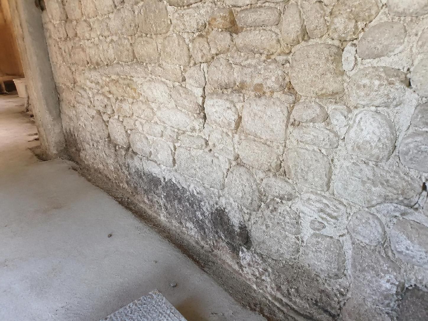 apprenez comment consolider un mur en pierre qui penche grâce à des techniques efficaces et durables pour sécuriser et stabiliser votre construction.