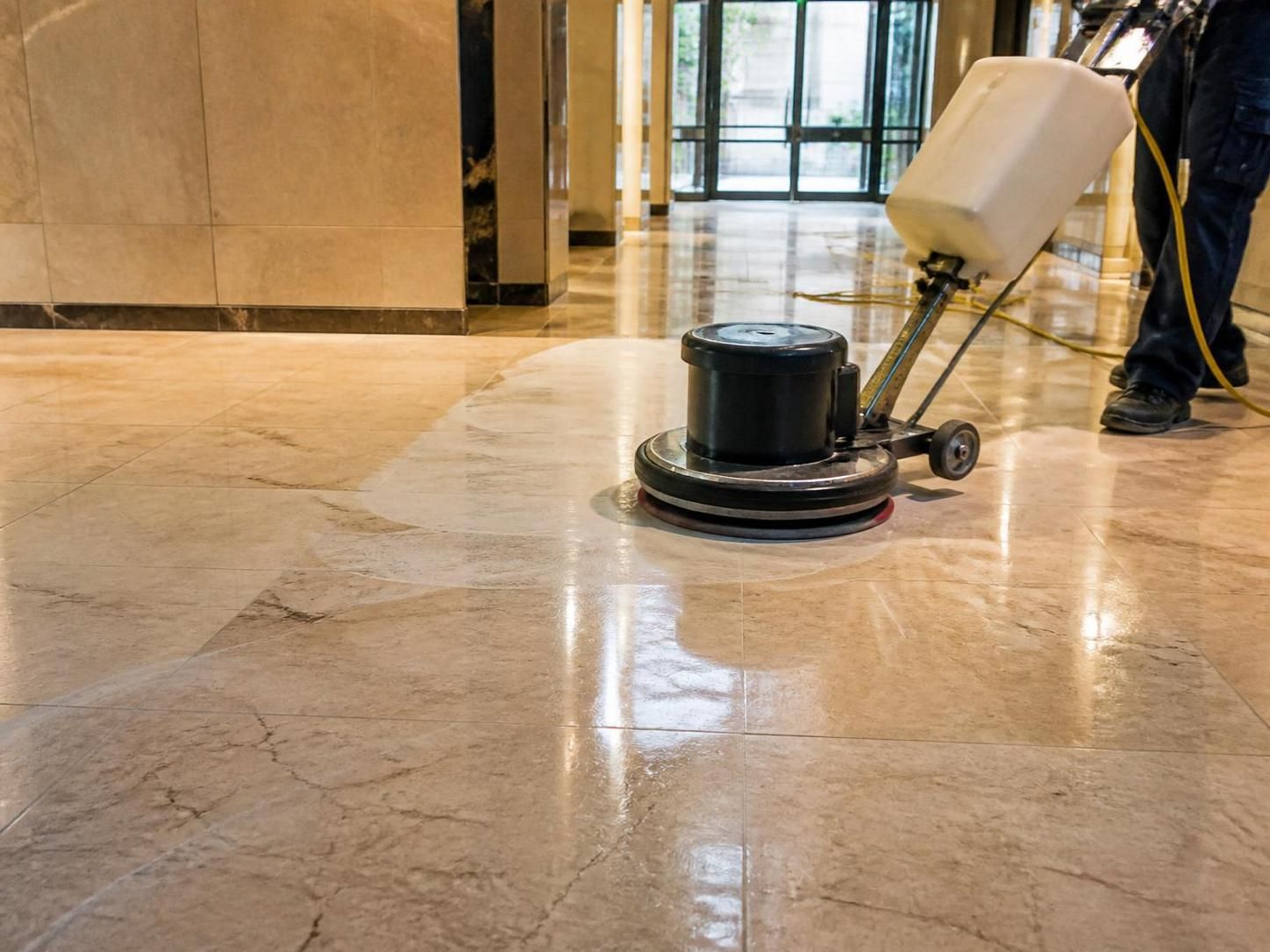 découvrez la méthode professionnelle pour la cristallisation du carrelage, une technique efficace pour restaurer la brillance et la protection de vos sols.