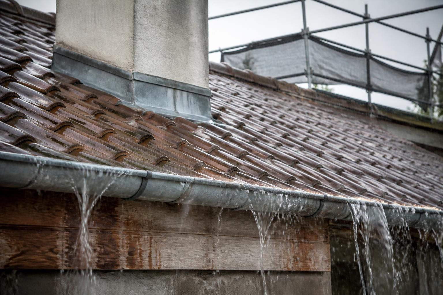 découvrez les 5 principales causes de fuite de toiture lors de fortes pluies et apprenez comment les identifier pour protéger efficacement votre maison.