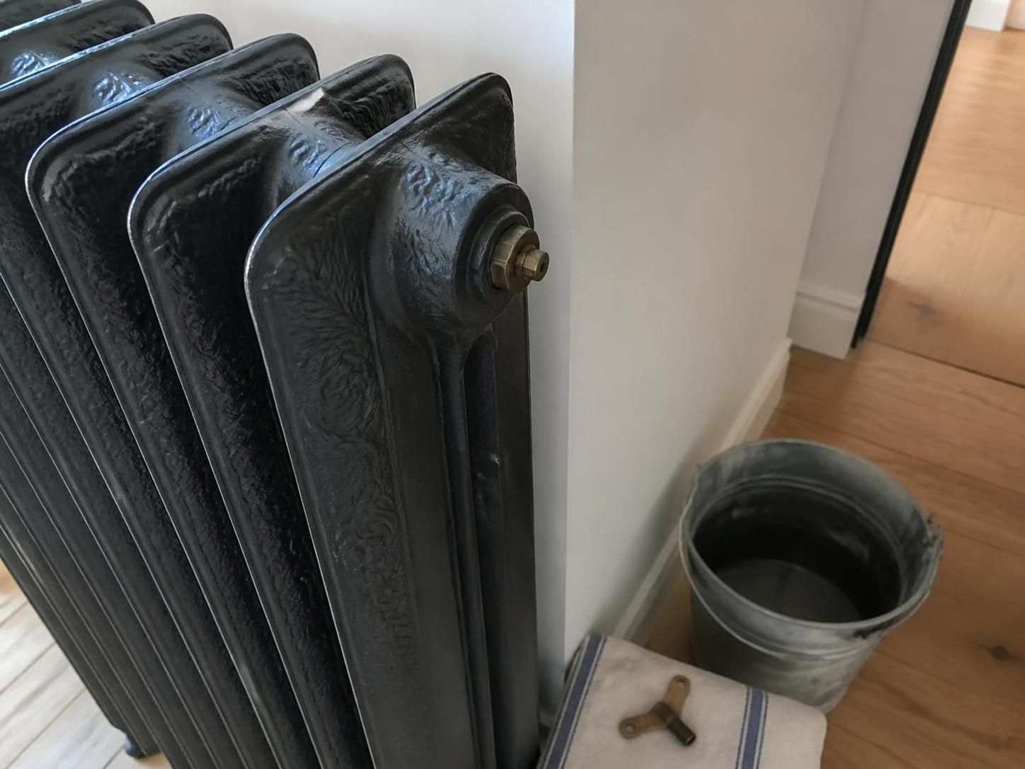 apprenez à purger correctement un radiateur en fonte grâce à notre guide étape par étape pour éviter les erreurs et optimiser le chauffage.